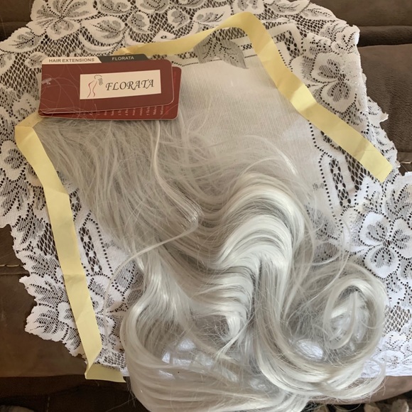 “VERY PRETTY”Platinum White/Grey Hair Extension22” LongNWT